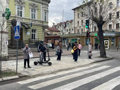 В Івано-Франківську на вулиці Січових Стрільців облаштовують новий безбар’єрний пішохідний перехід