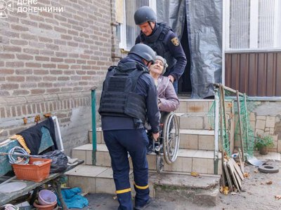 На Донеччині рятувальники евакуювали 55 людей, серед них — 8 дітей