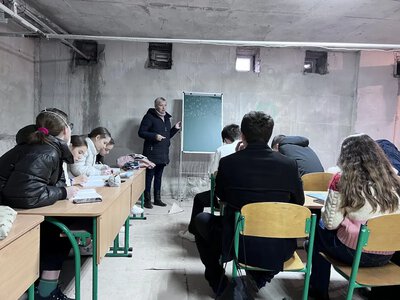 Очний чи змішаний формат: Кабмін вирішив, як працюватимуть школи під час повітряних тривог
