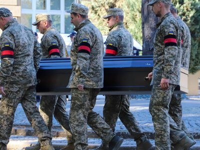 Ужгород прощався зі сльозами: на війні загинув 38-річний Юрій Грицак, у якого залишилися дружина й маленька донька