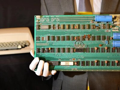 Рідкісний комп'ютер Apple із підписом Возняка продали за рекордні $1,15 млн