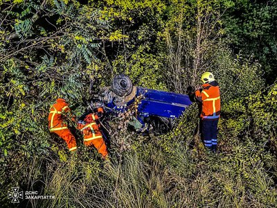 Мукачівські рятувальники визволяли водія із понівеченого авто