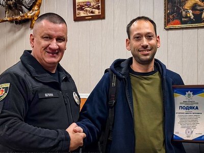 У Запоріжжі чоловік знайшов у банкоматі 20 тисяч гривень і повернув їх 73-річній пенсіонерці