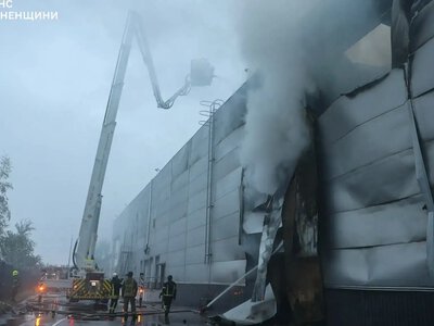 Атака на ТРЦ у Рівному: вогнеборці ліквідували пожежу (ВІДЕО)