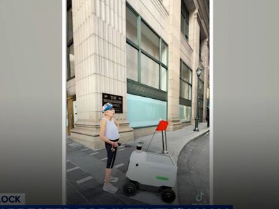 У Філадельфії заарештували жінку, яка блокувала робота-доставника на знак протесту