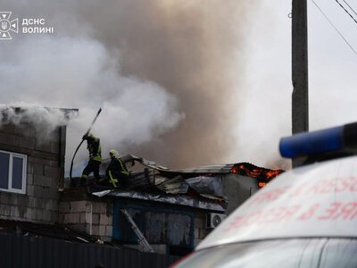 У Луцьку через російську атаку загорілися гаражі: рятувальники винесли газові балони