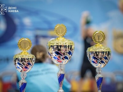 Три нагороди на трьох: київські рятувальники відзначилися у гирьовому спорті