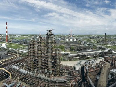 Рязанський НПЗ припинив роботу однієї з основних установок після атак, — Reuters