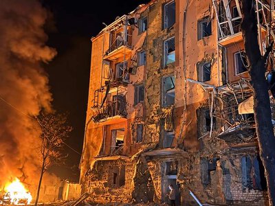 Російський удар по житловому кварталу Запоріжжя: палають машини, пошкоджені багатоповерхівки