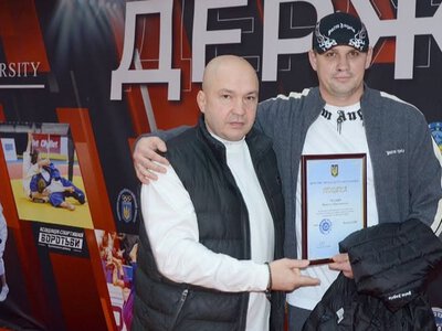 «Постановне відео для довбо*обів». Почесного голову НОК у Київській області звинуватили у катуванні людей на камеру, він заперечує