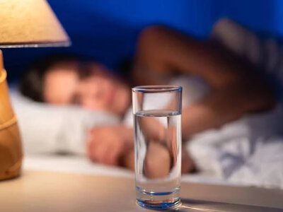 Пити воду перед сном: міфи та реальні наслідки