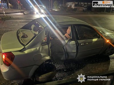 У Житомирі на проспекті Незалежності легковик Chevrolet врізався в електроопору, постраждала 5-річна дитина