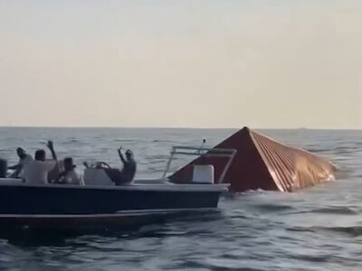 В Ормузькій протоці іранці тепер ловлять iPhone і французькі парфуми з розбитих контейнерів (ФОТО, ВІДЕО)