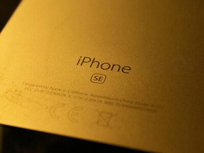 Складний iPhone Duo розкупили за години: що відомо про старт продажів в Україні.