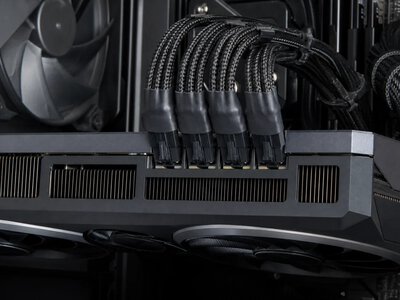Модернізатор створив адаптер із чотирма 8-контактними роз’ємами для RTX 5090