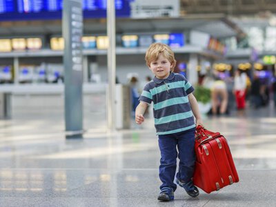 Дитина може виїхати за кордон без згоди другого з батьків: коли нотаріус не потрібен