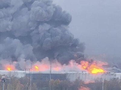 У Санкт-Петербурзі після атаки дронів спалахнув склад Ozon (відео)