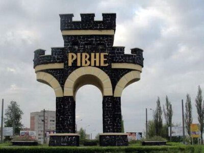Окупанти масовано атакували Рівне та околиці: виникли пожежі