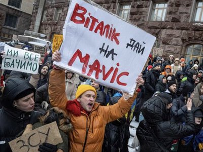 «Кличка у відставку!»: сотні киян вийшли під мерію.