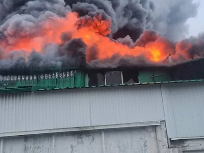 Рашисти атакували підприємство на Волині: спалахнула масштабна пожежа, жителів закликали евакуюватися