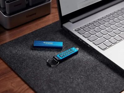 Чотири USB-флешки на брелоку для зберігання важливих документів