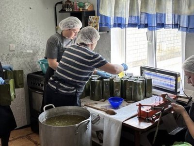 «Хлопці тримають фронт, а ми підтримуємо їх у тилу»: на Вінниччині волонтерки готують сотні порцій їжі для військових