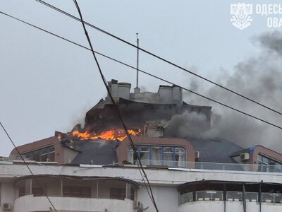 Росіяни атакували Одесу: пошкоджений дах багатоповерхівки, є постраждалі