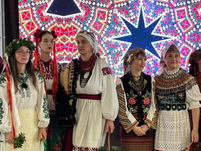 Одяг, який пережив голод і війну: у Франківську дружини військових представили українські строї