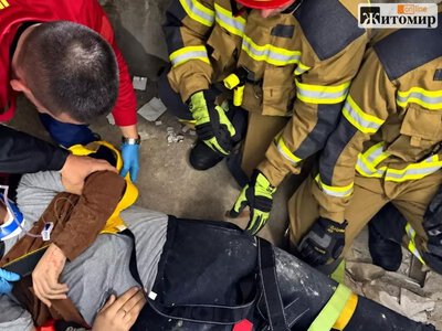 «Я постійно тримав крапельницю»: рятувальник розповів, як у Житомирі витягували хлопця з шахти ліфта