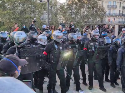 У Франції затримали 1 800 людей під час масових протестів, згоріла мерія - AP