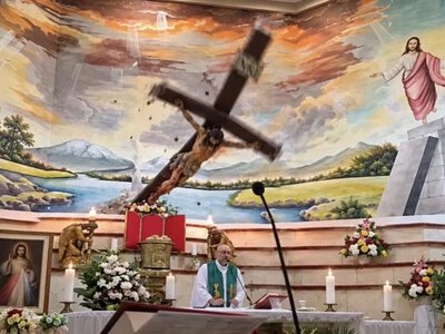 В Еквадорі священника під час меси вбив хрест (ВІДЕО)