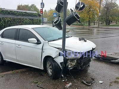 Не встиг загальмувати: у Миколаєві Citroen зачепив BMW та зніс світлофор
