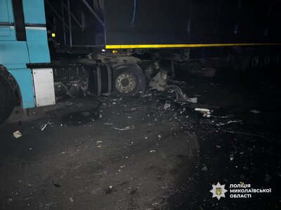На Миколаївщині у нічній ДТП травмувалися водій та пасажирка кросовера – легковик врізався у припарковану вантажівку (ФОТО)