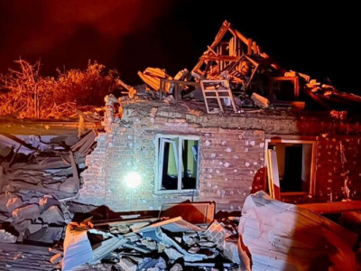 Вранці у Дніпрі пролунала серія вибухів: пошкоджені будинки, є постраждала