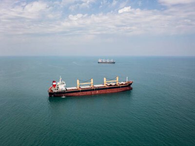 Атаки на судна в Чорному морі підривають український агроекспорт і наближають війну до кордонів НАТО