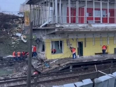Росія у кілька хвиль атакувала Київ балістикою: є поранені і загибла, пошкоджено станцію метро (відео)
