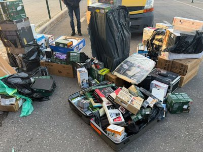 Бензопили, аерогрилі та пилососи: на Закарпатті водій намагався провезти через кордон 102 товари