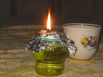 Олія, вата і є світло: простий спосіб зробити свічку вдома