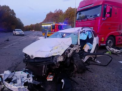 В Ужгороді зіткнулися легковик і міжнародний автобус: водія затисло в авто