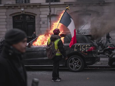 Масові протести у Франції вдарили по курсу євро