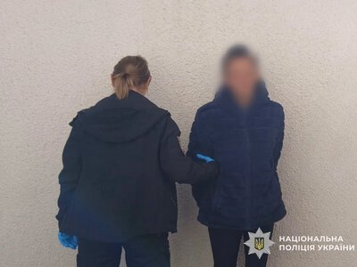 Ударила ножем у шию знайомого: у Берегові затримали 43-річну жінку