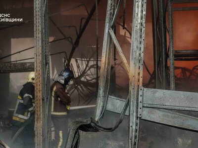 На Київщині палає склад після обстрілу: є загиблий і постраждалі діти