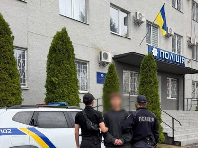 Вирвав сумку з рук жінки та втік: поліція Ужгородщини затримала підозрюваного у грабежі
