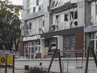 Через російську атаку на Київ пошкоджені будинок і McDonald’s: фоторепортаж