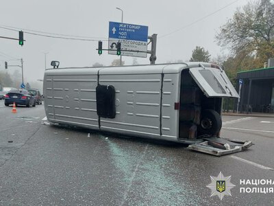 У Києві перекинулася маршрутка з 15 пасажирами: постраждала дитина