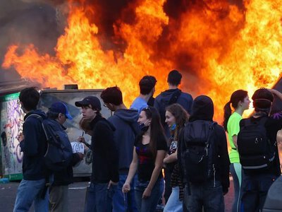 У Франції під час заворушень протестувальники розгромили синагогу та підпалили магазини єврейських власників