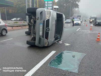 У Києві перекинувся маршрутний автобус: шестеро людей постраждали