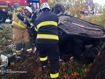 Пасажирів викинуло з авто: у Дніпрі ВАЗ перекинувся догори дном і розлетівся на уламки