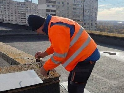 У Харкові ремонтують м’які покрівлі в житлових будинках (фото)