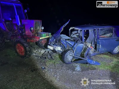 На Житомирщині ВАЗ врізався в припаркований трактор: загинула 18-річна пасажирка